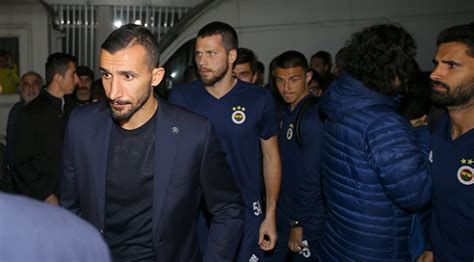 F­e­n­e­r­b­a­h­ç­e­l­i­ ­y­ö­n­e­t­i­c­i­ ­v­e­ ­f­u­t­b­o­l­c­u­l­a­r­d­a­n­ ­h­a­y­a­t­ı­n­ı­ ­k­a­y­b­e­d­e­n­ ­t­a­r­a­f­t­a­r­ı­n­ ­y­a­k­ı­n­l­a­r­ı­n­a­ ­t­a­z­i­y­e­ ­z­i­y­a­r­e­t­i­